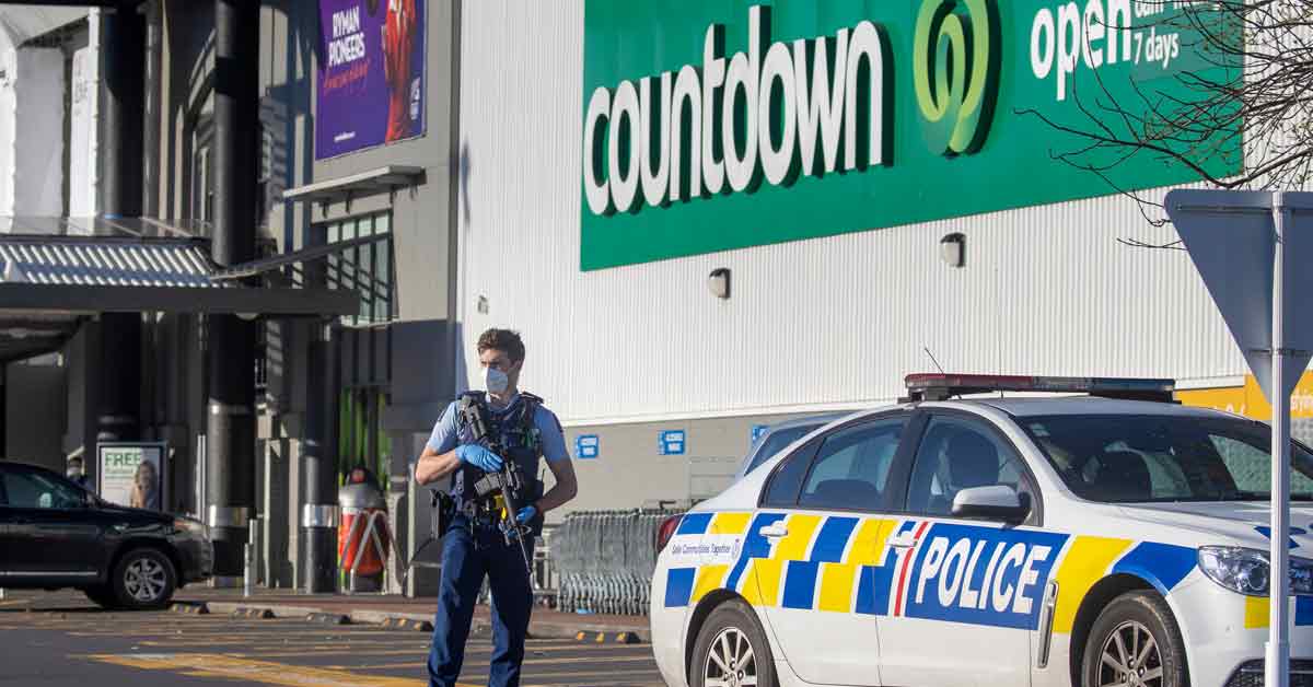 持枪警察周五在纽西兰奥克兰的Countdown超市外，维持治安。（美联社）