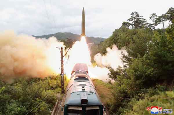 朝鲜铁路机动导弹团周三进行射击演习，在列车上发射一枚弹道导弹。（法新社）