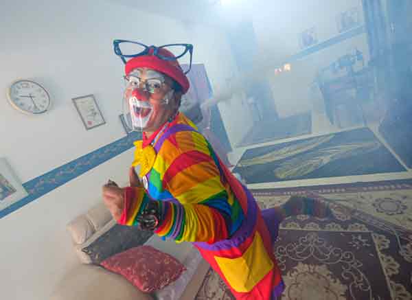 沙哈鲁希山以缤纷的小丑装扮，在太平一带展开喷雾活动，成功地为公众，尤其对家中孩童带来欢乐。(马新社)