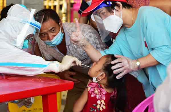 莆田市孩童正在进行新冠肺炎检测。
