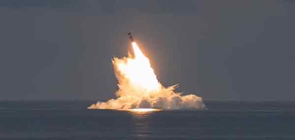 美国海军17日成功试射"三叉戟"II型弹道导弹。