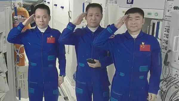 汤洪波（左起）、聂海胜及刘伯明在撤离前，向地面科技人员和关心支持航天事业的人士，表达感谢和敬意。(图：央视)