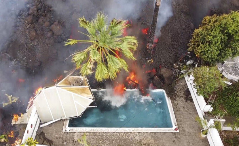 熔岩流入民宅泳池，池水立即热得冒泡。