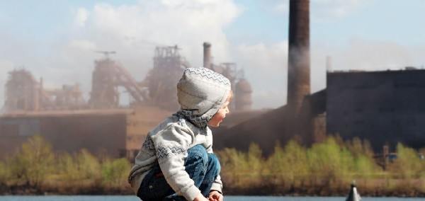 空气污染是人类健康面临的最大环境威胁之一，与气候变化并列。

