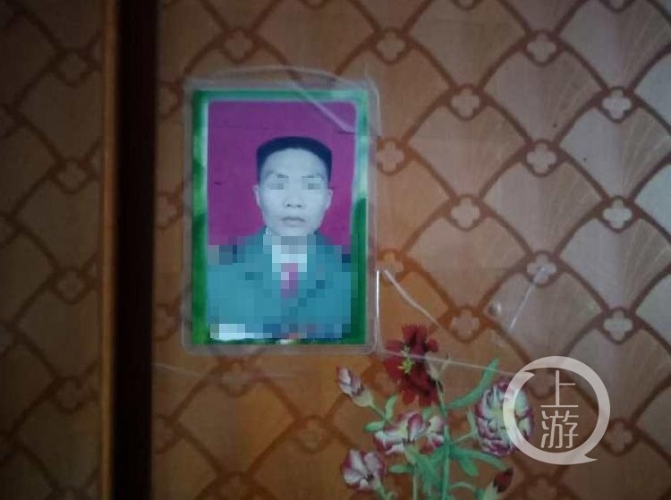 2019年3月27日，湖南凤凰，龙喜和家中，挂在墙上的制服照片被证实系龙喜和对外鼓吹的资本，他只干过保安。