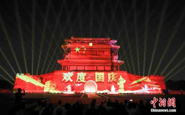 北京的“十一”庆祝活动似乎较未受到限电影响，永定门公园南广场周二举办以“百年荣光为国庆生”为主题的“中轴线上·永定门光影秀”。 （中新网）