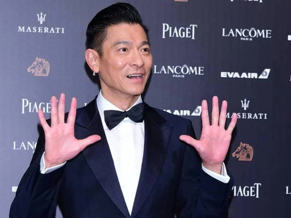 刘德华在演艺圈中的地位举足轻重,亲民形象拥有大批粉丝。