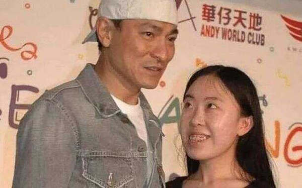 杨丽娟(右)为见刘德华一面花光父母积蓄。