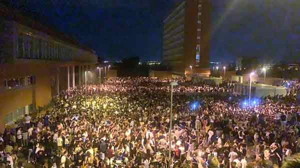 马德里大学新学期开课，2.5万人在校园无罩聚集喝酒庆祝的情况。