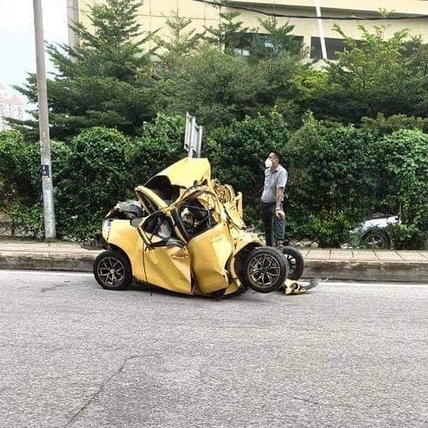 车祸发生时，聂阿德里驾驶的黄色迈薇被载沙罗厘撞至夹扁变形。