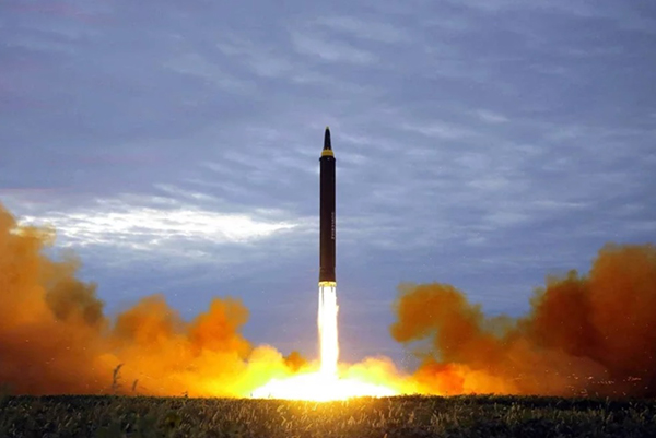朝鲜成功试射一枚新型的长程巡航导弹。图为朝鲜试射中程导弹的资料照片。