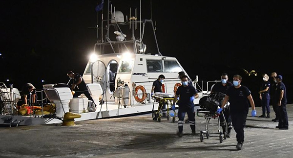 希腊海岸警卫队船只带着杰伦和夫人的尸体抵达萨摩斯岛毕达哥里奥港口。