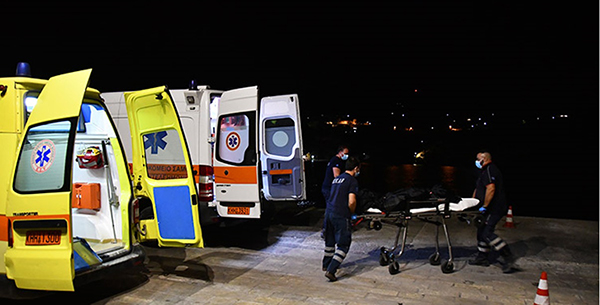 在毕达哥里奥港口接领遗体的医护人员。