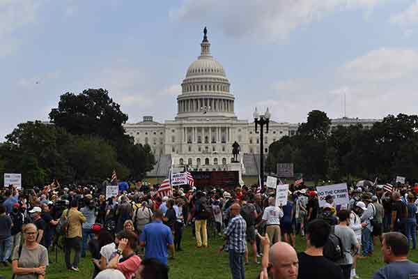 特朗普支持者到国会大厦附近示威。（法新社）
