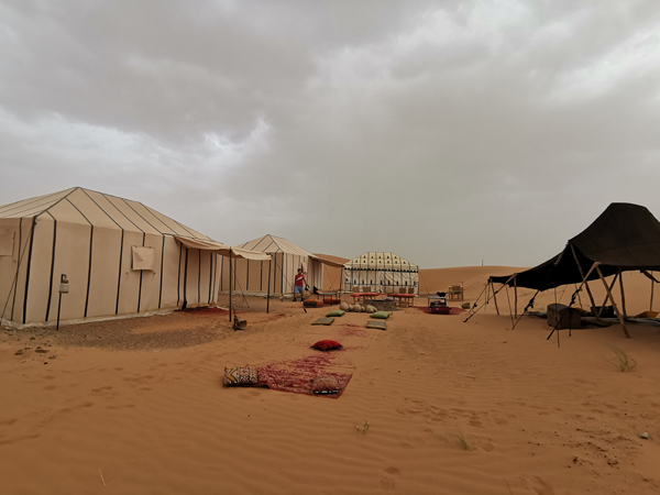 抵达沙漠时天色已黑，而且非常难得的是我们还遇上沙漠的雨天，结果原本说好的营火会也取消了。