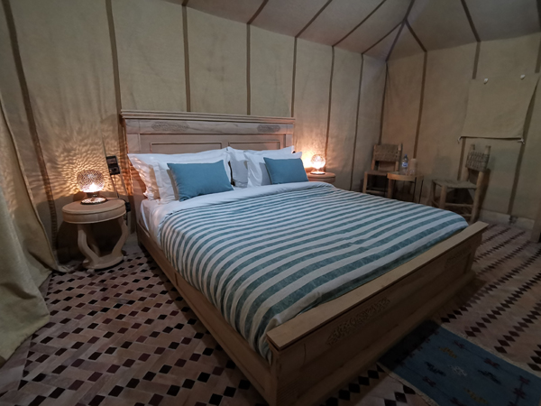 豪华的沙漠帐篷内，大床、梳妆台、厕所、马桶、淋浴设施等一应俱全。
