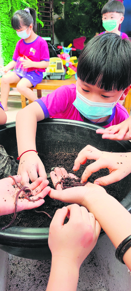 天真的孩童对蚯蚓可是相当好奇。从小灌输良好环保意识很重要，并可以从日生活中渗透环保教育，随时随地补捉到环境教育的契机。