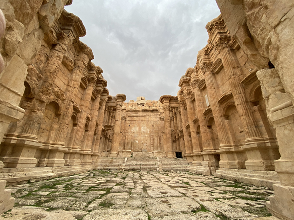 Baalbek 神殿（也称Heliopolis）是古罗马时代在境外最伟大的建筑杰作。在历经君士坦丁与奥斯曼的控制、基督教与伊斯兰教的洗礼等天灾人祸的蹂躏之后，迄今3000年依然屹立不倒，堪称世界上古代最完美经典之作之一。