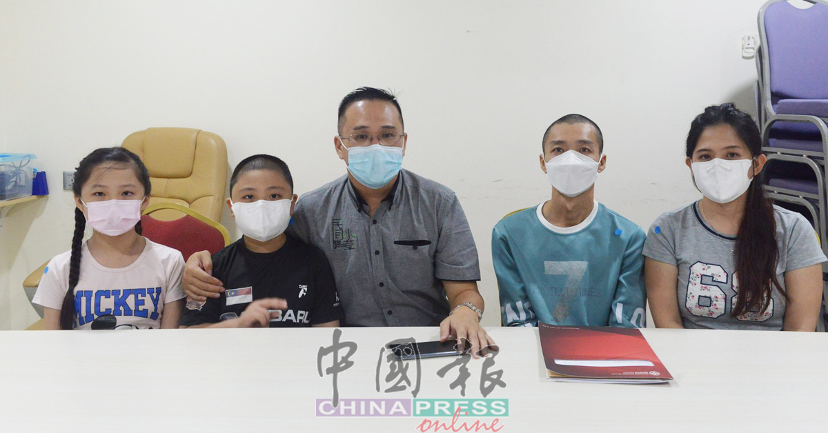 吴康伟（右2起）在李杰文协助下，召开记者会。右起为妻子庄曼仪、8岁儿子吴铭轩，及10岁女儿吴欣谕。
