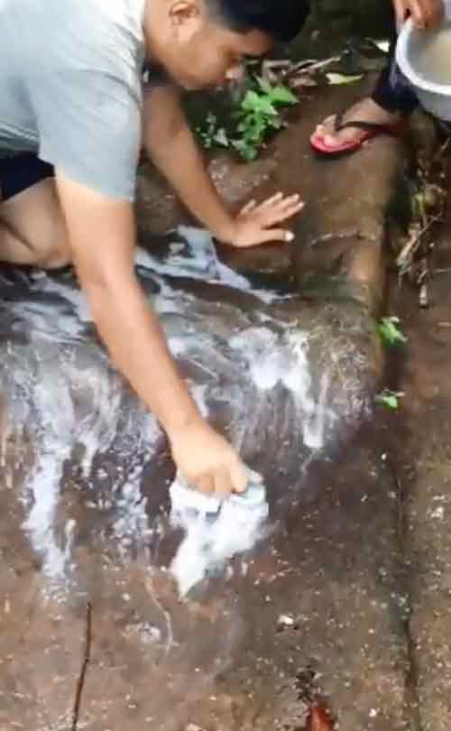 网友批评，青年用肥皂清洁瀑布的石头，将污染环境和水源。（取自推特）