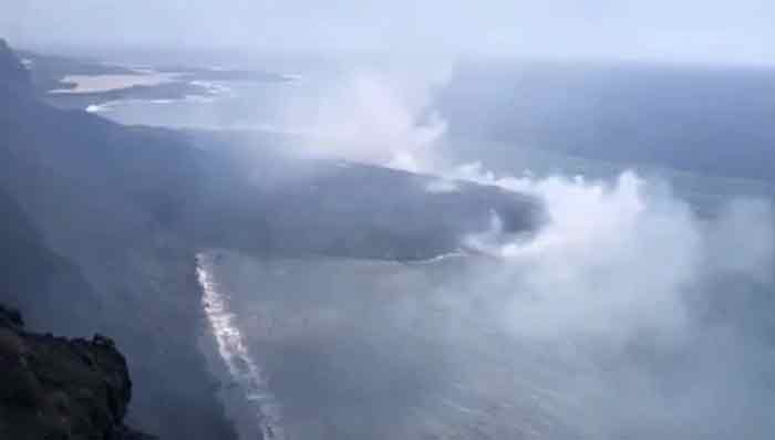 火山熔岩入海形成的新陆地。
