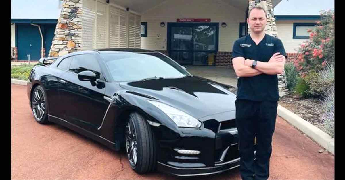 澳洲一名医生莱文斯顿为赶着去治疗急症患者，选择开着自己的Nissan GT-R狂飙30分钟，只为挽救一条1岁的小生命。
