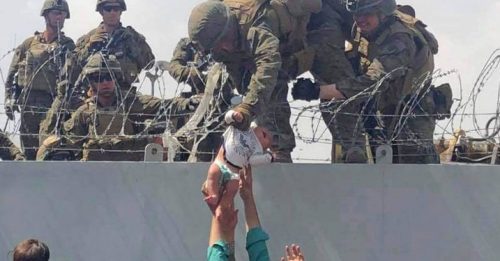 喀布尔机场被美军抱起 女婴和家人已在美生活
