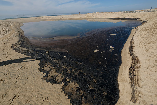 加州南部海岸发生严重原油泄漏事故。（美联社）