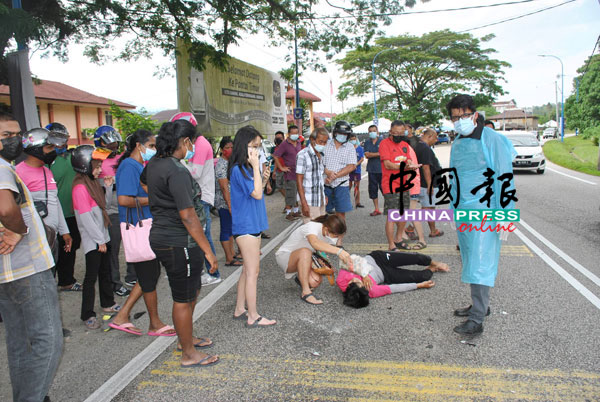 华裔送餐意外倒地，附近居民和送餐员赶来援助。