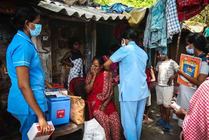 医护人员3日到真奈一个贫民窟，为当地居民接种疫苗。（欧新社）