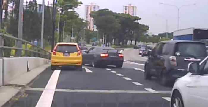 黑色汽车和黄色汽车停在快速公路旁后，有六名男子下车，警方已对这六名男子展开调查。（取自SG Road Vigilante面子书）