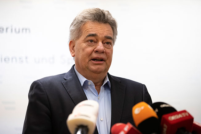 奥地利副总理环保政党领导人科格勒9日在库尔茨宣布辞职后讲话。（美联社）