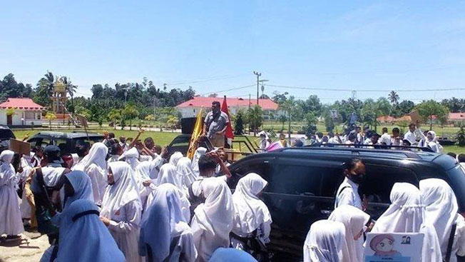 她的同学和老师已经正在示威，抗议女孩被迫嫁人。