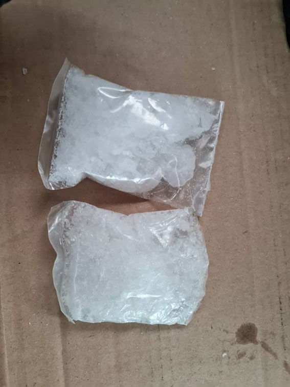 警方在嫌犯车内搜获疑似冰毒的100公克毒品。