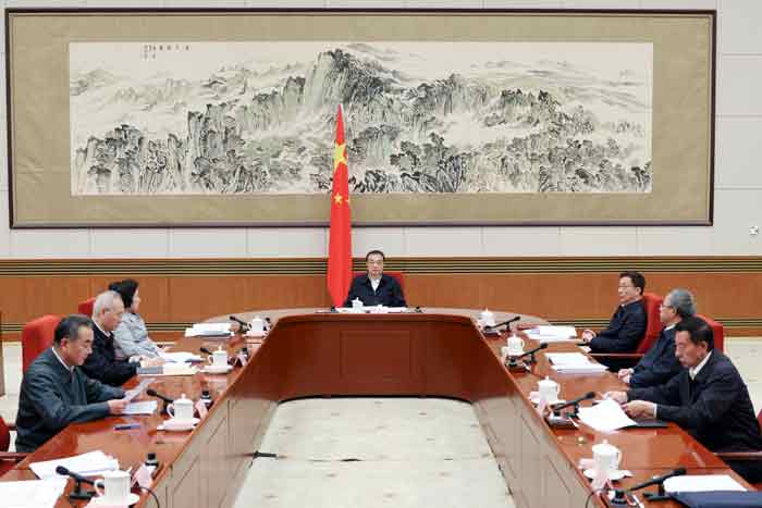 李克强（中）9日在北京主持召开国家能源委员会会议。（新华社）