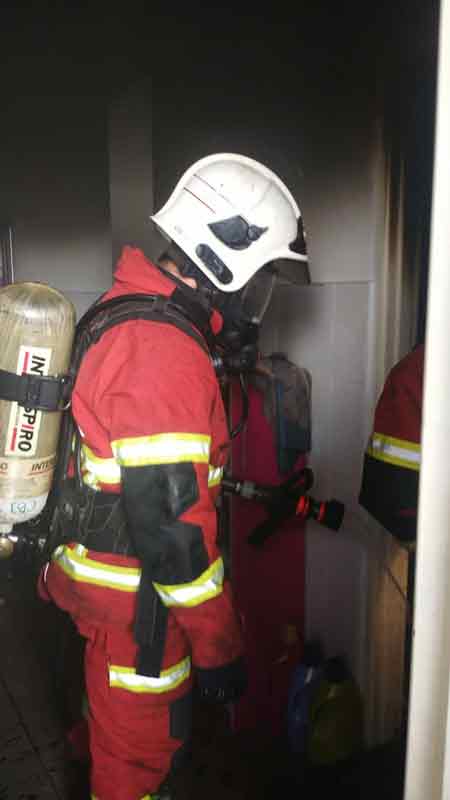 10名消拯官员到场展开救援行动，短时间内成功扑灭火势。
