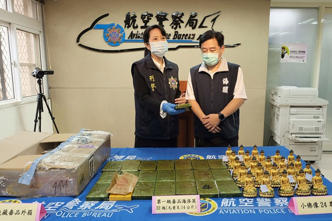 台湾警政署航空警察局周三举行记者会，透露毒枭以输入佛像名义，贩运海洛因砖的案情。（中央社）