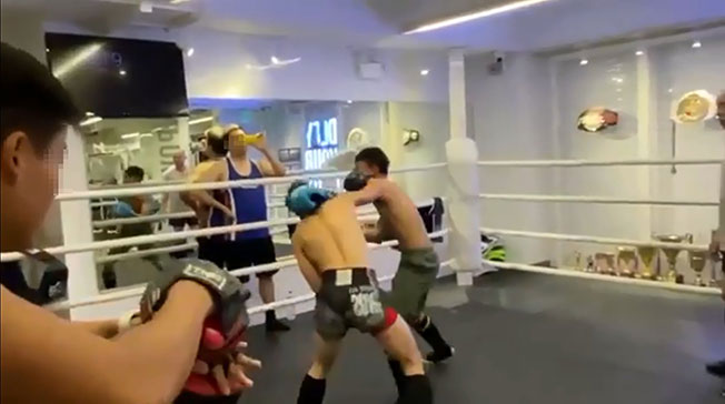 两名拳手互有攻守，不断向对方面部挥拳。