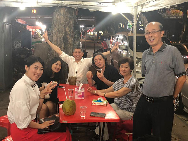 江迅与团队旅游吉隆坡时，喜欢在街边吃榴莲；今年疫情期间，李桑还空运40公斤猫山王，让江迅“爽一爽”。