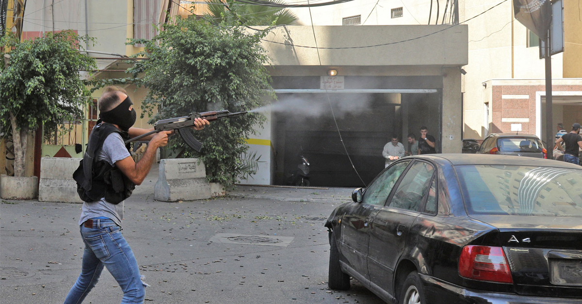 真主黨戰士用AK-47步槍射擊。（法新社）