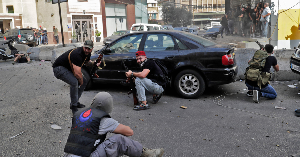 真主黨派武裝分子以汽車掩護。（法新社）