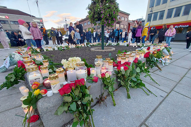 挪威民众放置鲜花哀悼遇害者。（美联社）