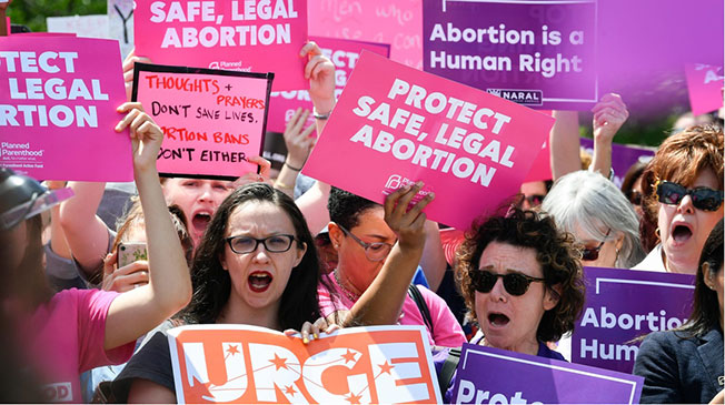堕胎禁令引发女性示威。