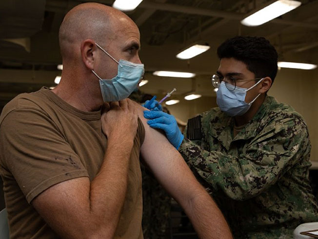 美国自8月底开始强制军人接种新冠疫苗。