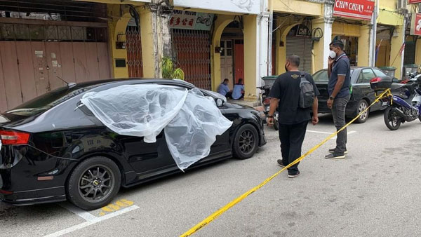 警方用塑料袋遮掩死者的轿车。（取自社交媒体）