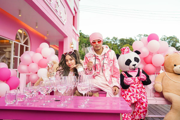 《玻璃心》MV以粉红色调打造。