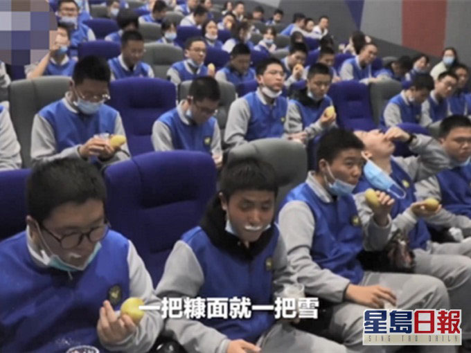 500多名学生包场看《长津湖》后，齐齐体验吃冻马铃薯。