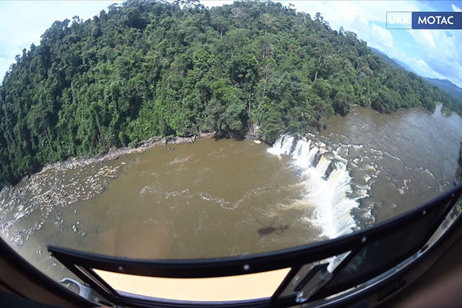 南希苏克里乘坐直升机俯瞰“鲁宋拉古瀑布”，有意将此地点打造为旅游景点。