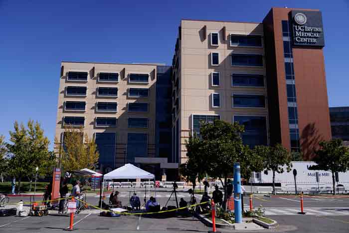 媒体记者周六在加州大学尔湾医学中心外驻守。（美联社）