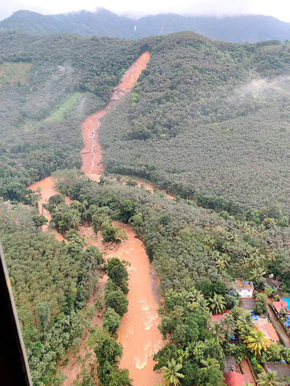 科塔亚姆县库蒂卡尔区山区周日爆发山洪，土石流一泻而下，冲毁河流下游民宅。（美联社）
